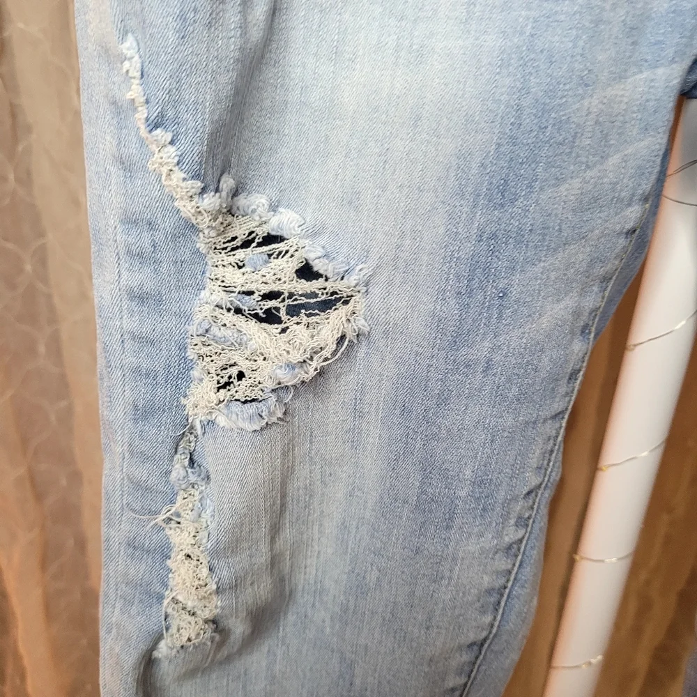 JEANS Distressed Denim Capris Light Wash Shredded Boho Cropped Jeans Size Large - Picture 2 of 6